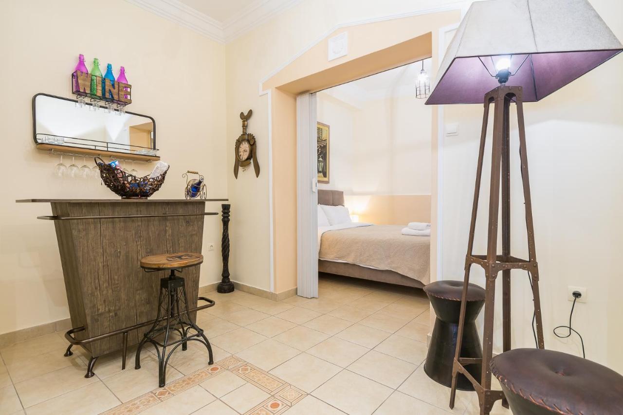 Family House Next To Acropolis Bed & Breakfast เอเธนส์ ภายนอก รูปภาพ