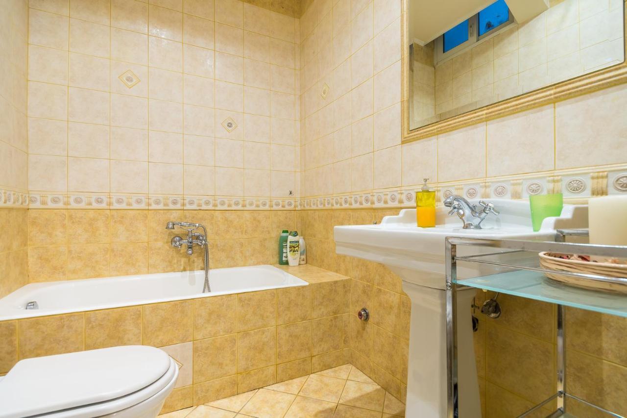 Family House Next To Acropolis Bed & Breakfast เอเธนส์ ภายนอก รูปภาพ