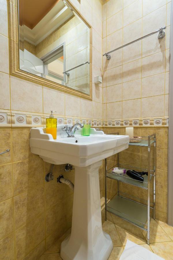 Family House Next To Acropolis Bed & Breakfast เอเธนส์ ภายนอก รูปภาพ